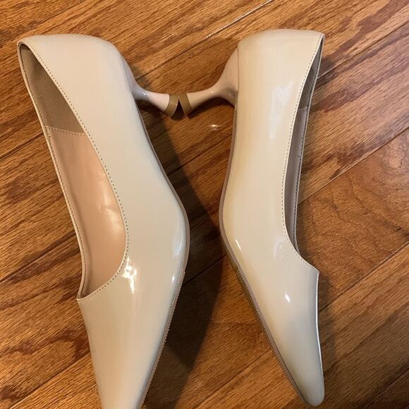 Oripalla Size 7.5 low mini heels cream patent leather - Picture 4 of 7